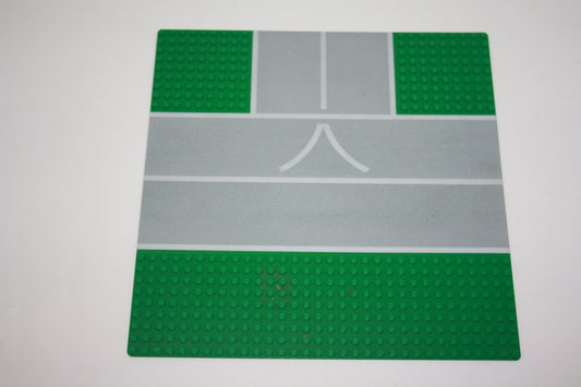 LEGO® - 32x32 Straßenplatte 9-Loch T Kreuzung mit Runway 'V' Muster - grün - 608px1 - Platten - Base Plate