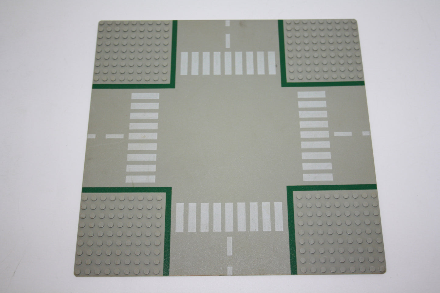 LEGO® - 32x32 Straßenplatte 9-Loch Kreuzung mit Straßenmuster - grau -  607p01 - Platten - Base Plate