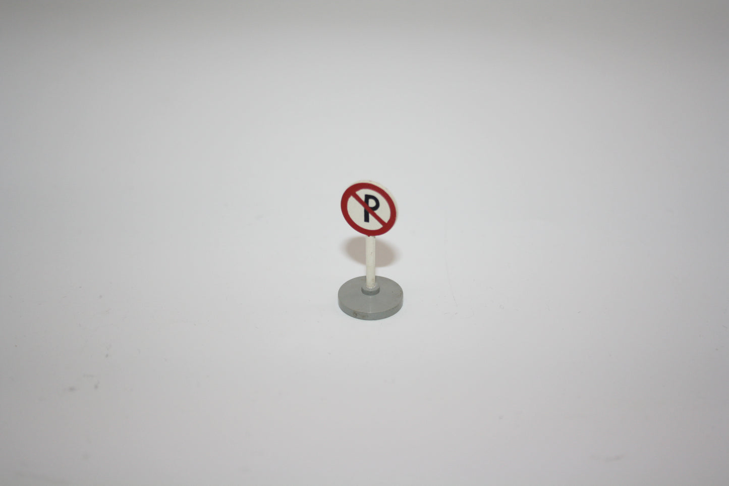 LEGO® - Verkehrsschild rund mit Parkverbot Muster auf Sockel - Einzelteile