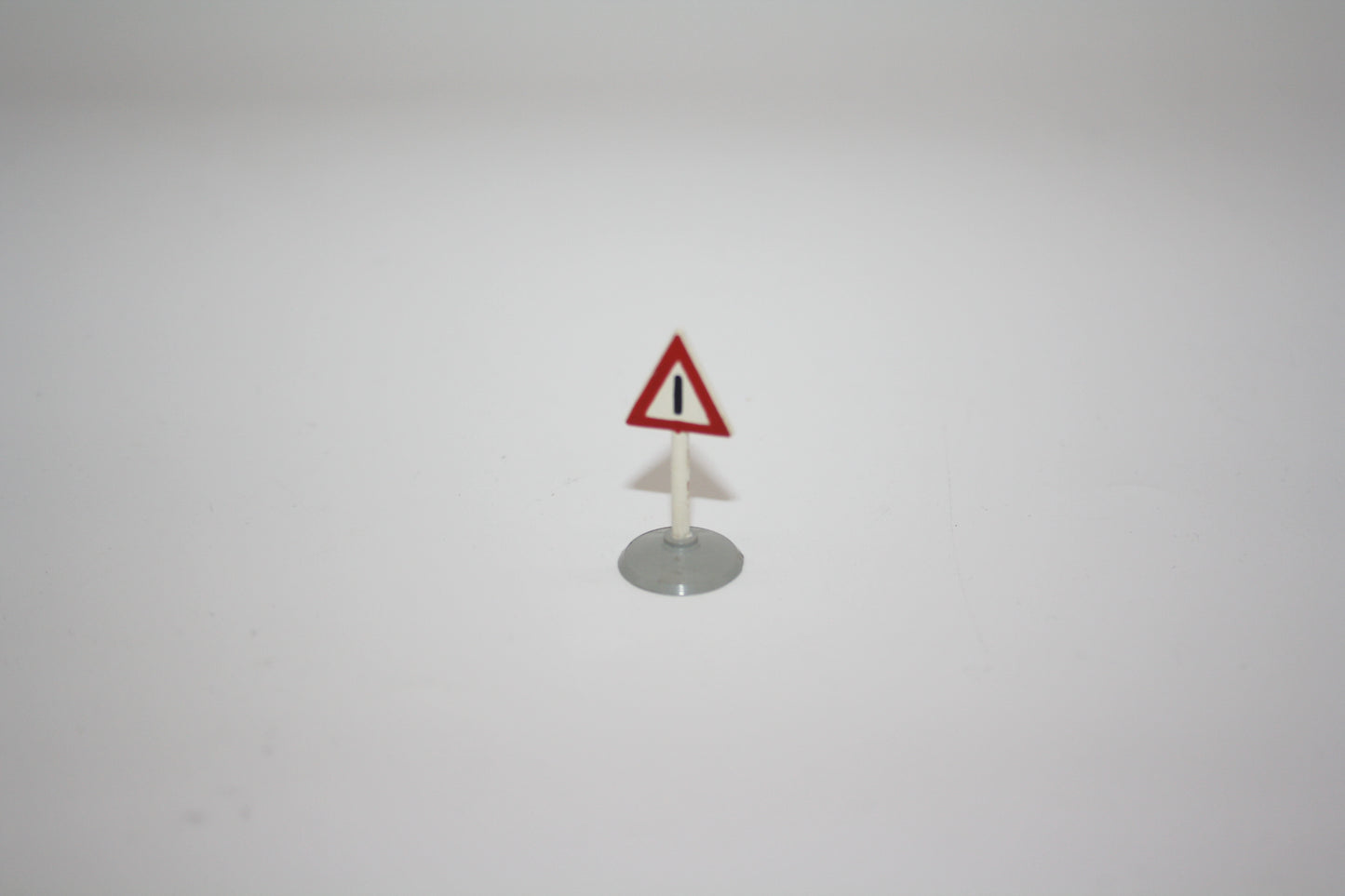 LEGO® - Verkehrsschild dreieck mit Achtung Gefahren Muster auf Sockel - Einzelteile