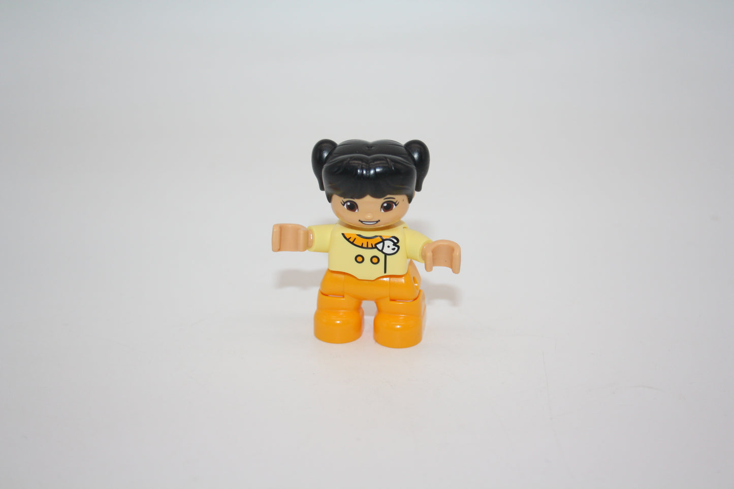 Duplo - Mädchen - schwarze Haare - gelbe Kleidung mit Hundekopf auf der Brust - Figur - neu/unbespielt