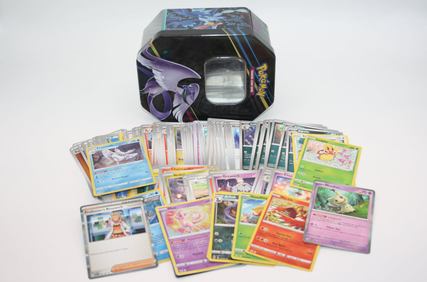 Pokémon - Mystery Pack - 150 Karten + Tin Dose - 30x Holos Garantiert - Englisch