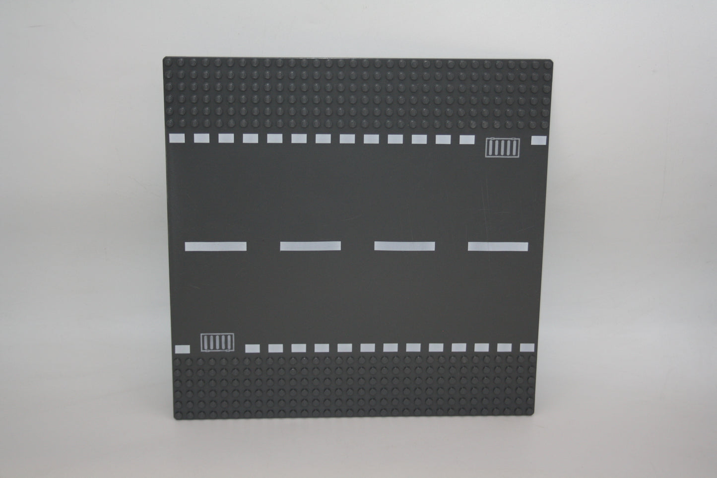LEGO® - 32x32 Straßenplatte Gerade mit Abfluss Muster - dunkelgrau - 44336px4 - Platten - Base Plate