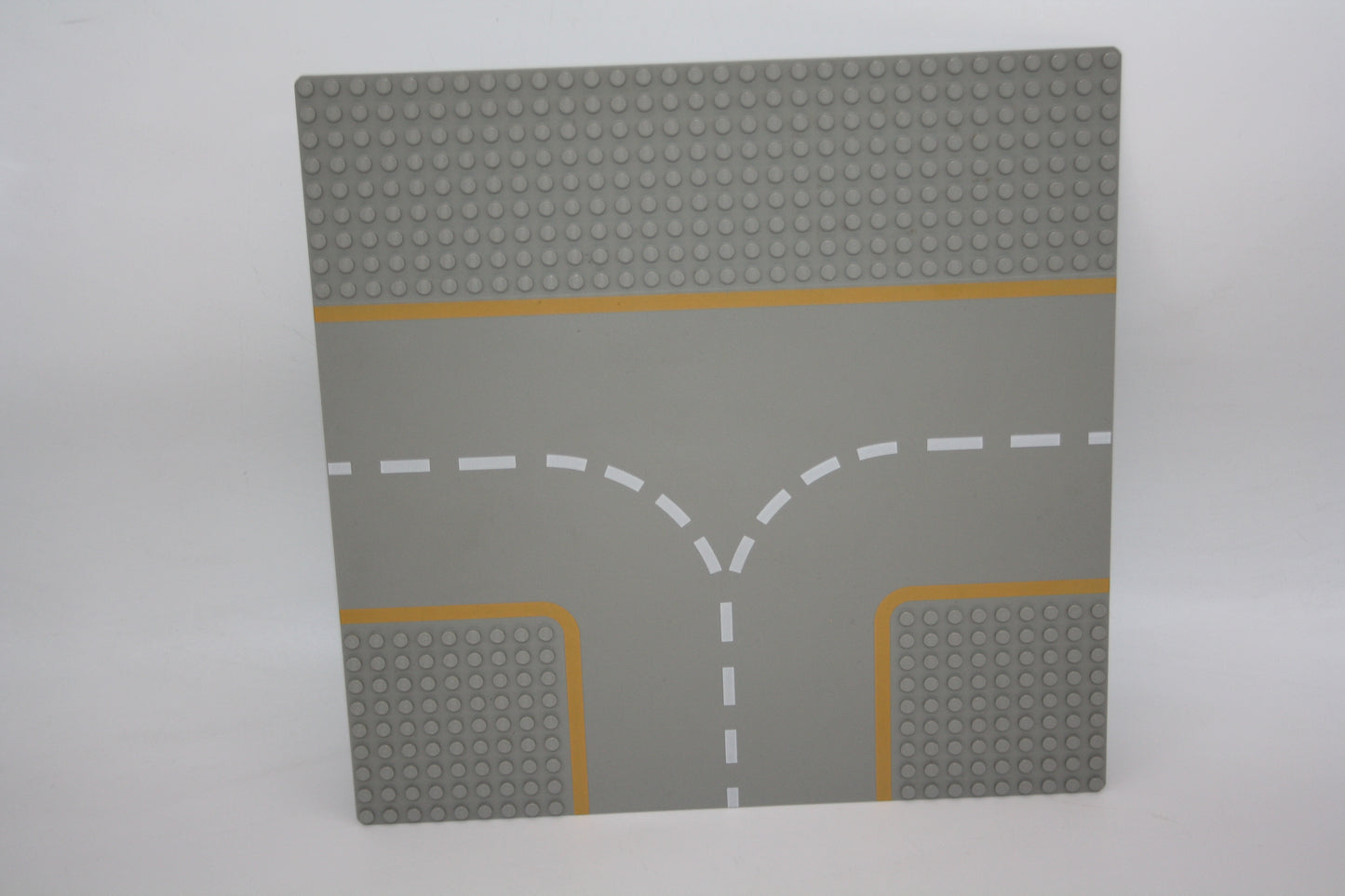 LEGO® - 32x32 Straßenplatte mit T Kreuzung mit gelbem Linienmuster - dunkelgrau - 608p03 - Platten - Base Plate (Copy)