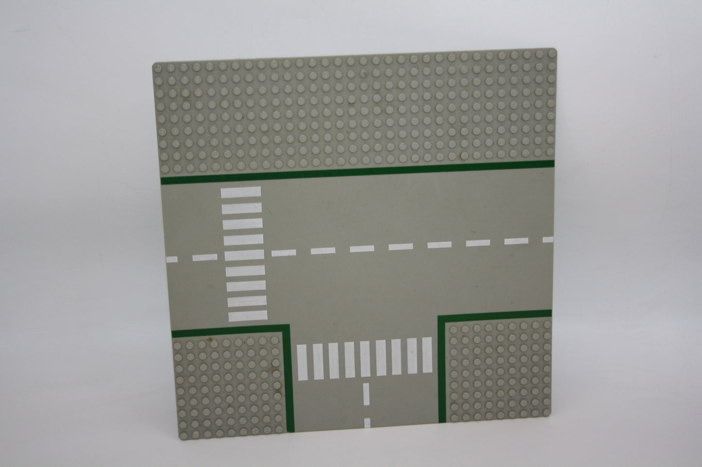 LEGO® - 32x32 Straßenplatte T-Kreuzung mit grünen Streifen - grau - 608p01 - Platten - Base Plate