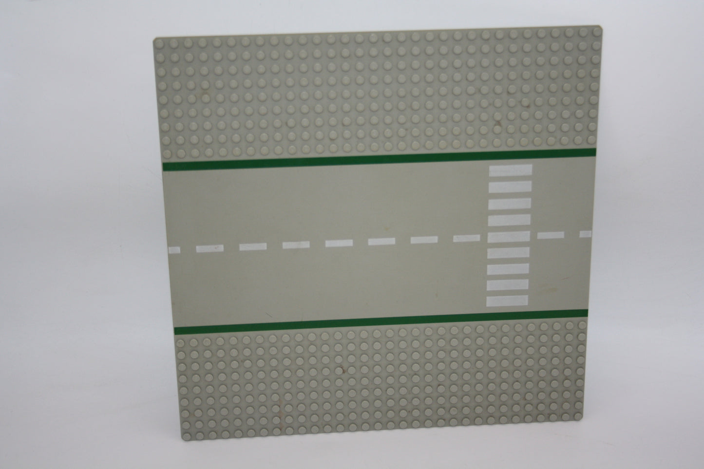 LEGO® - 32x32 Straßenplatte Gerade mit grünen - grau - 80547pb01 - Platten - Base Plate