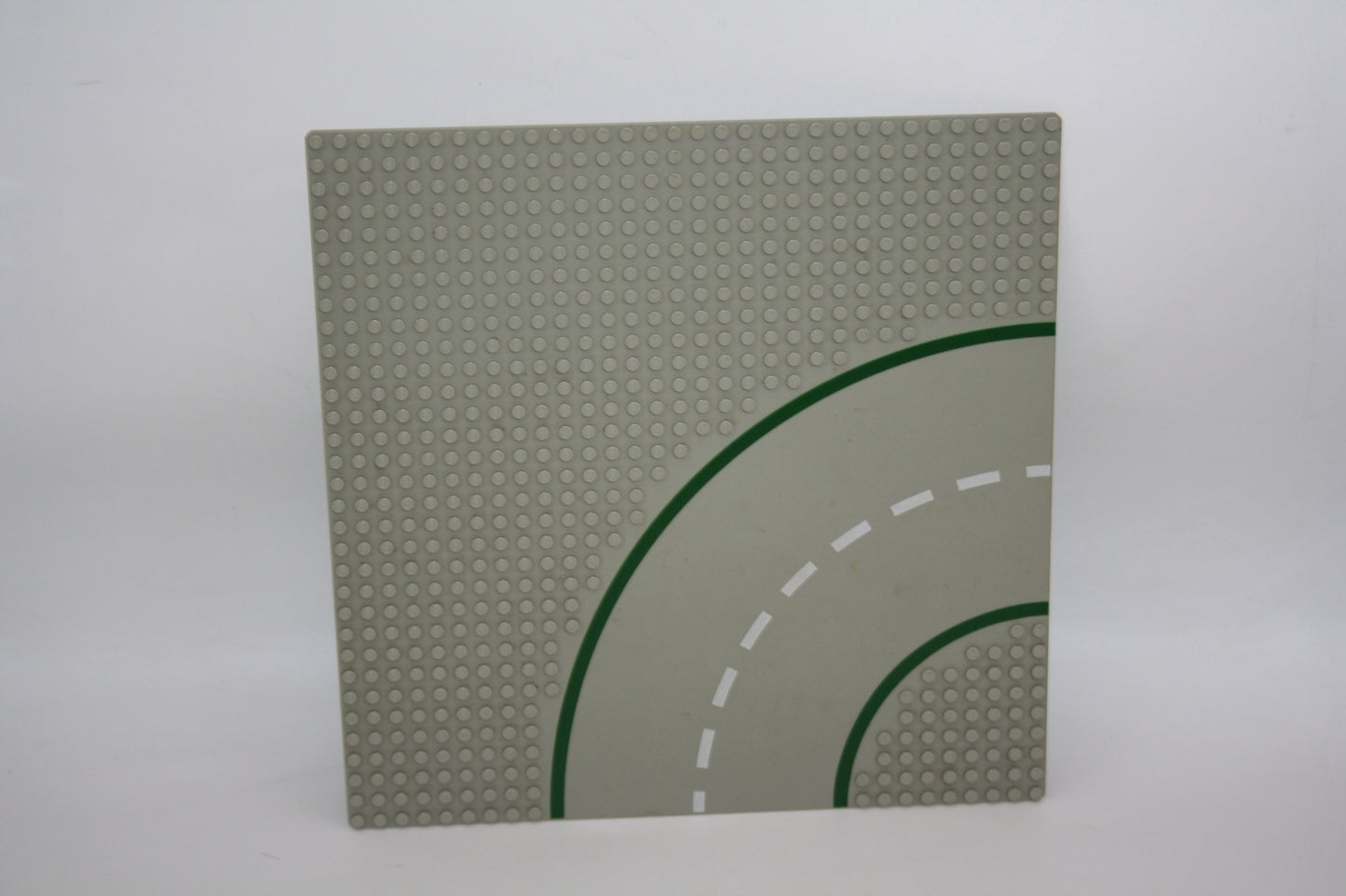 LEGO® - 32x32 Straßenplatte Gebogen/Kurve mit grünen Linien - grau - 2359p01 - Platten - Base Plate