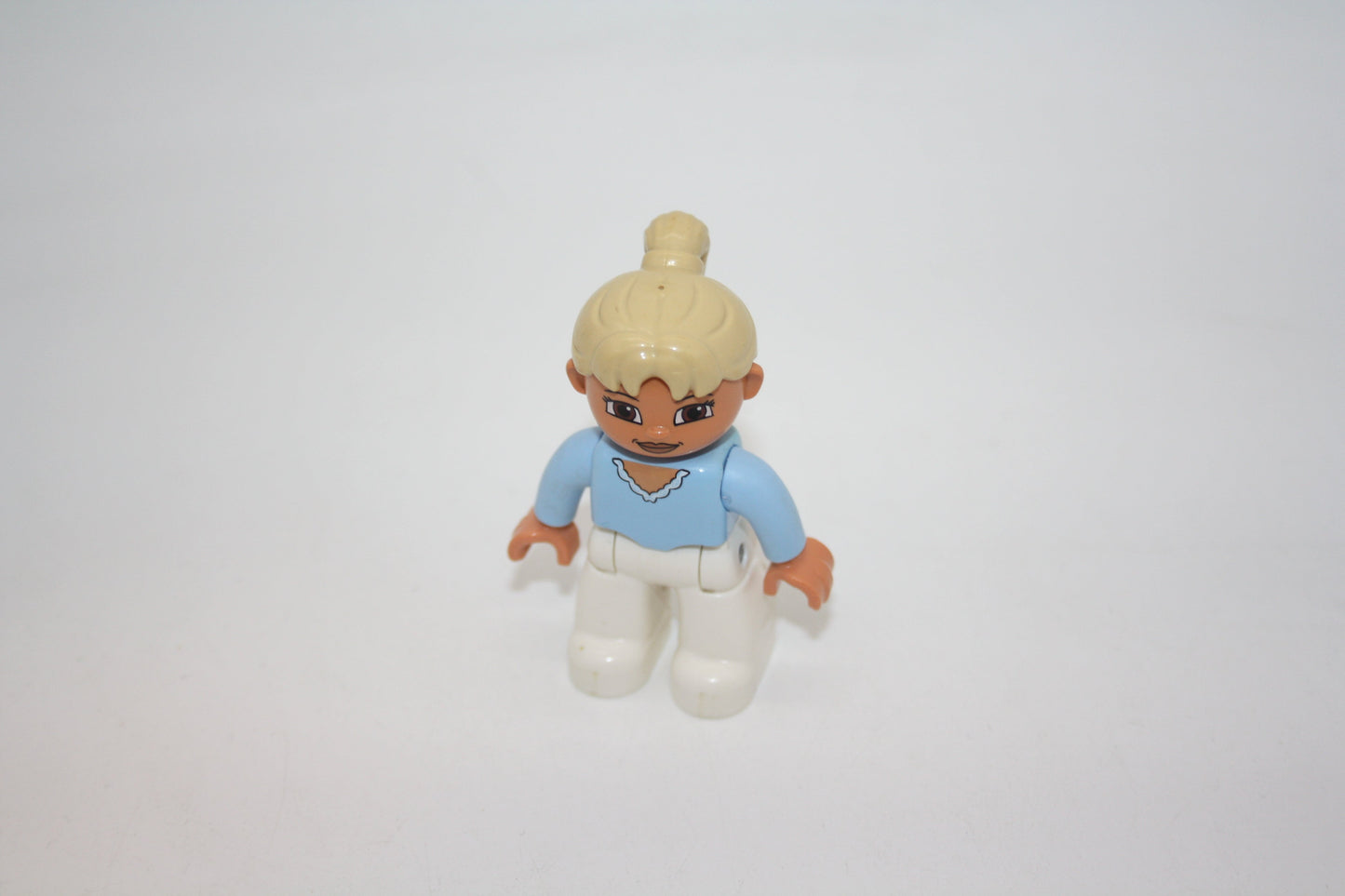 Duplo - blonde Frau - weiße Hose/hellblaues Oberteil - Figur (Kopie) - Frau