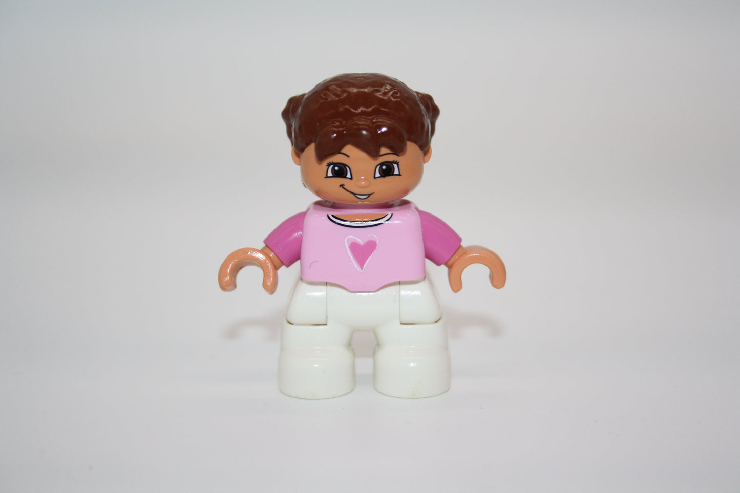 Duplo - braunhaariges Mädchen - Zöpfe - weiße Hose/pinker Pulli m. Herz auf Brust - Figur - Mädchen