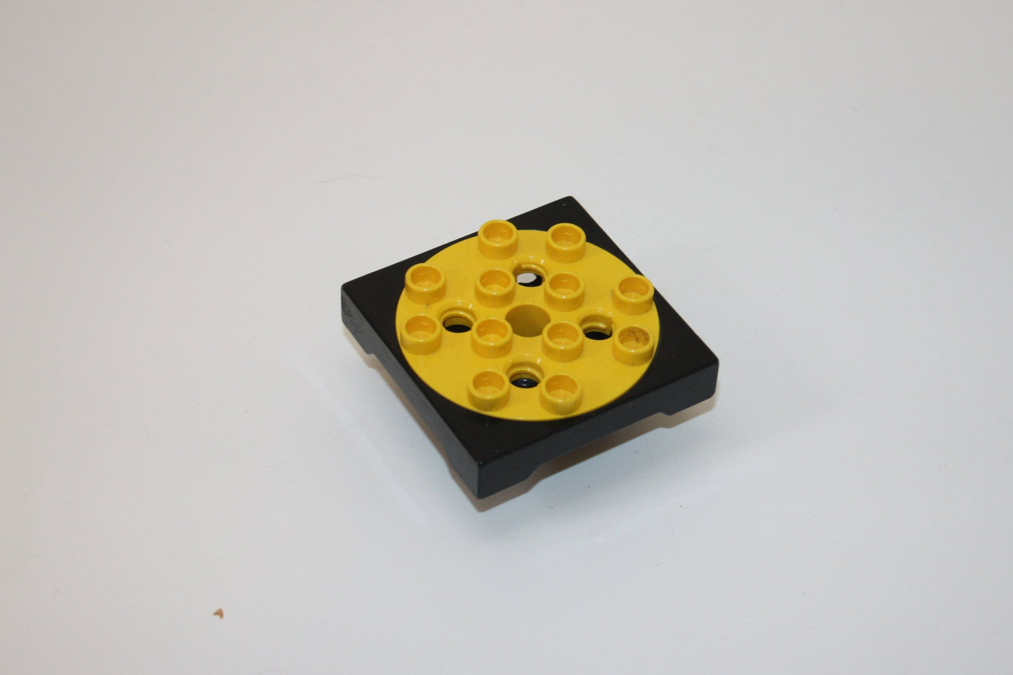 Duplo Toolo - Drehteller 4x4 Drehteller 4 x 4 Sockel mit gelber Deckplatte und Schraube - 6297c01 - rot-gelb