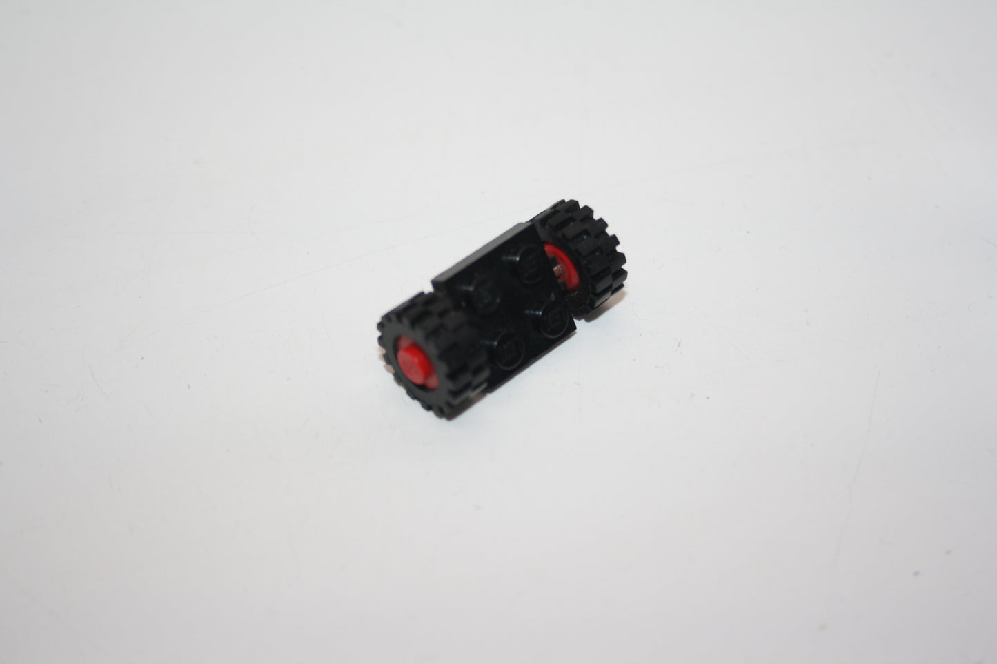 LEGO® - Platte, modifiziert 2x2 mit roten Rädern mit schwarzen Reifen 15mm - 122c01assy2 - Reifen/Räder