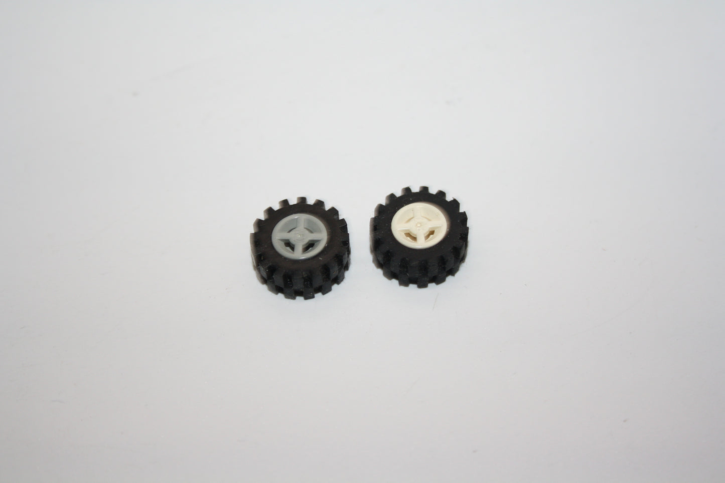 LEGO® - Rad 8mm T. x 6mm mit schwarzem Reifen 15mm - 4624c02 - Reifen/Räder