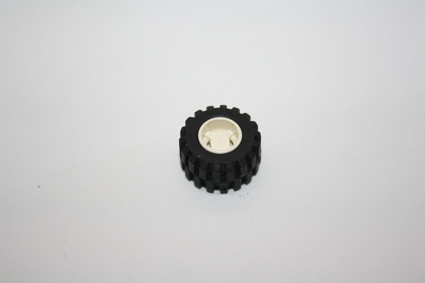 LEGO® - Rad 11mm T. x 12mm, Loch gekerbt für Felgenhalter Pin mit schwarzem Reifen - 6014bc01 - Reifen/Räder