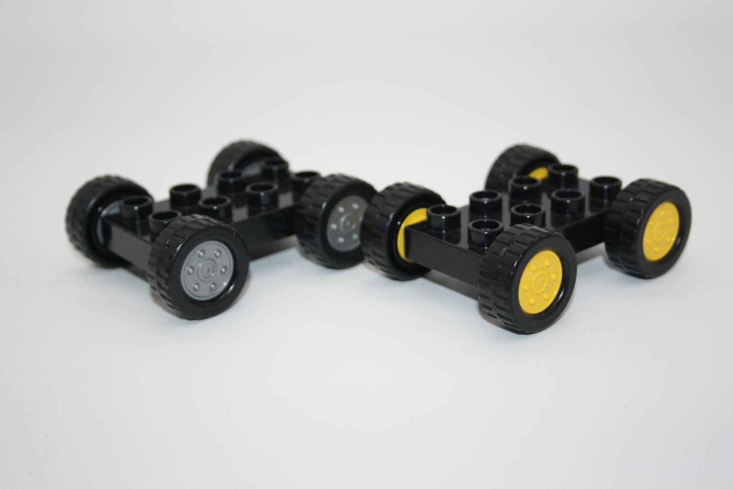 Duplo - Fahrwerke für Autos, Bagger & Co - vers. Farben