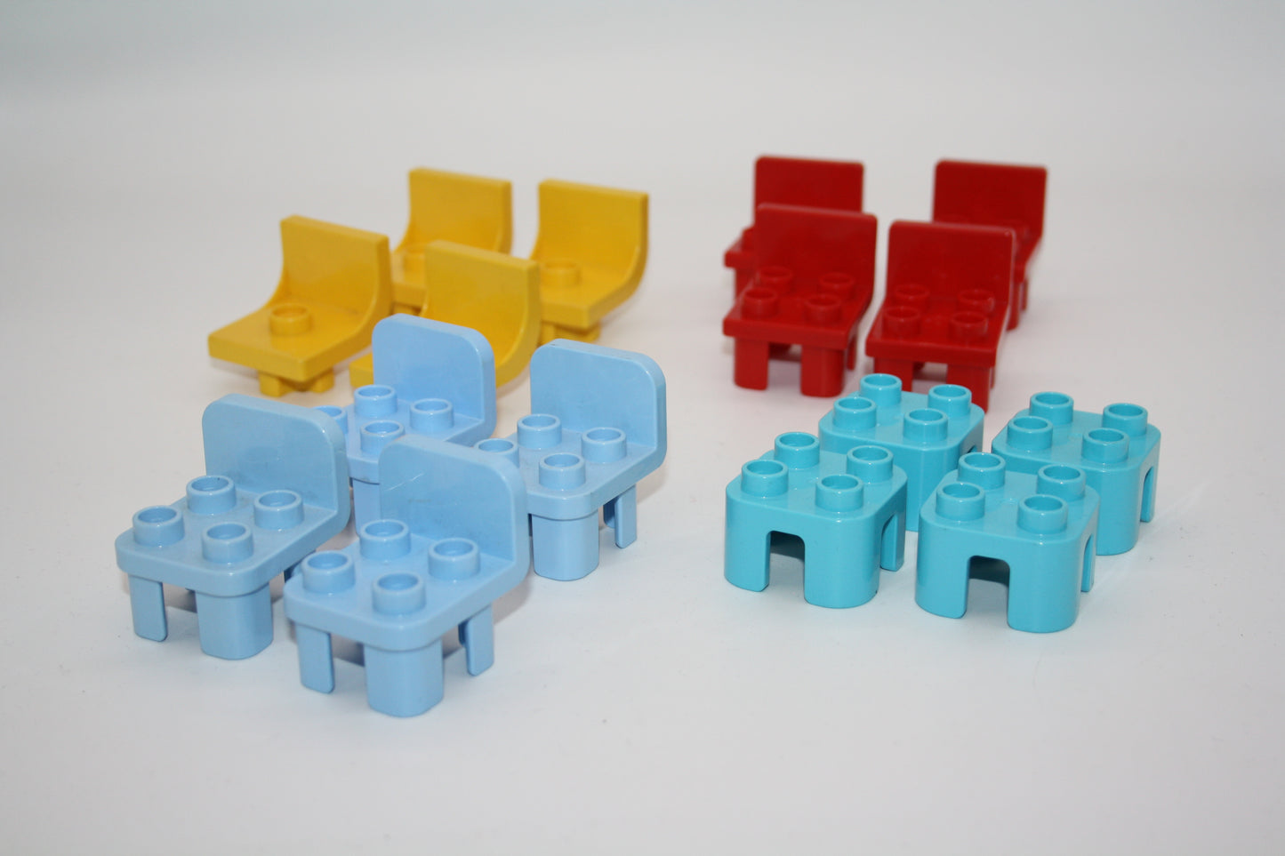 Duplo - 4x gleiche Stühle - zufällige Farbe/Form - Sparpaket- Einrichtung - Möbel - Wohnraum
