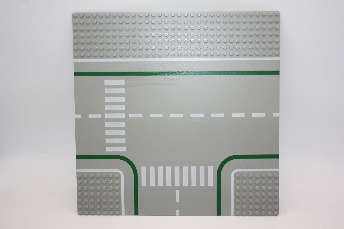 LEGO® - 32x32 Straßenplatte T-Kreuzung mit grünen und weißen Linien - grau - 608p01 - Platten - Base Plate