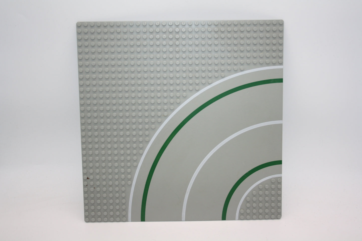 LEGO® - 32x32 Straßenplatte Gebogen/Kurve mit grünen und weißen Linien - grau - 2359p01 - Platten - Base Plate