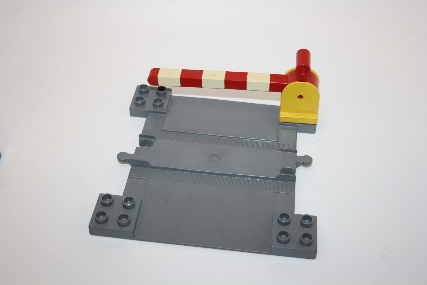 Duplo - Bahnübergang mit gelber Schranke - mit Griff - neugrau/hellgrau - Schienen/Gleis - Eisenbahn