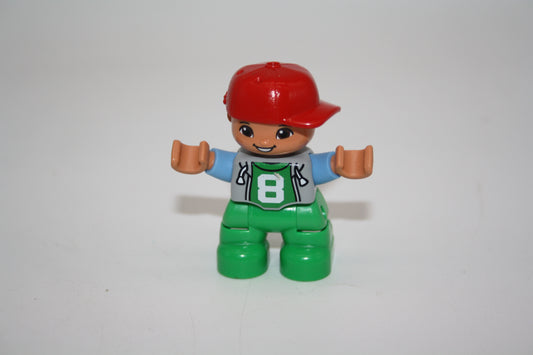 Duplo - Junge - grüne Hose/rote Cappy - 8 auf Jacke - Figur