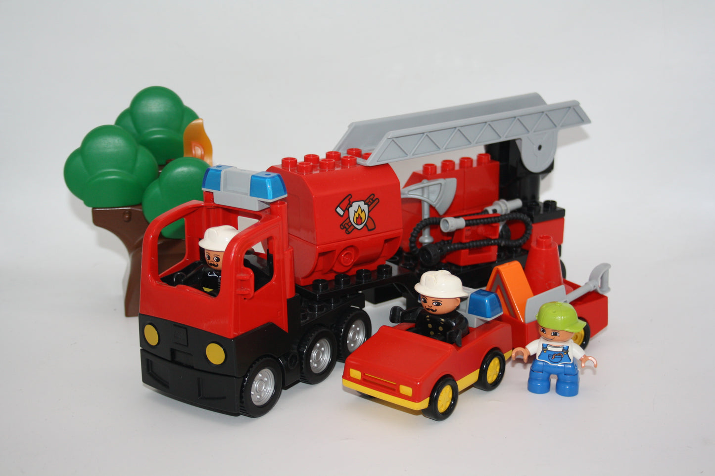 Duplo - Feuerwehreinsatz mit 2 Autos, Feuerwehrmännern & Baum mit Feuer - Selbstkreiert