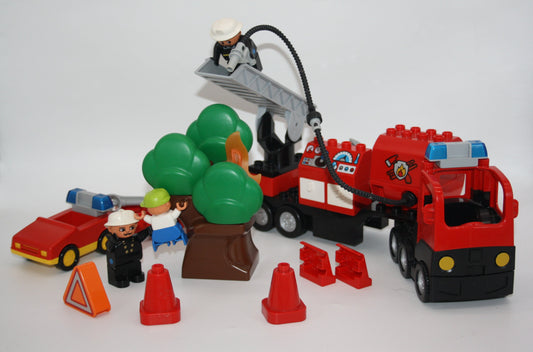 Duplo - Feuerwehreinsatz mit 2 Autos, Feuerwehrmännern & Baum mit Feuer - Selbstkreiert