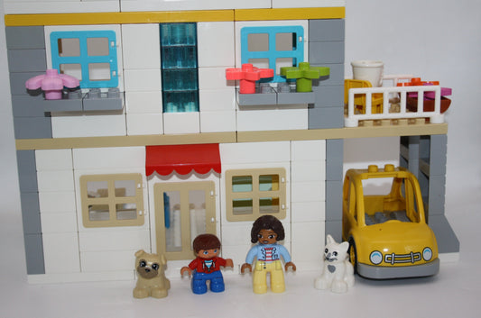 Duplo - großes eingerichtetes Wohnhaus mit Figuren, Tieren und Auto - Selbstkreiert