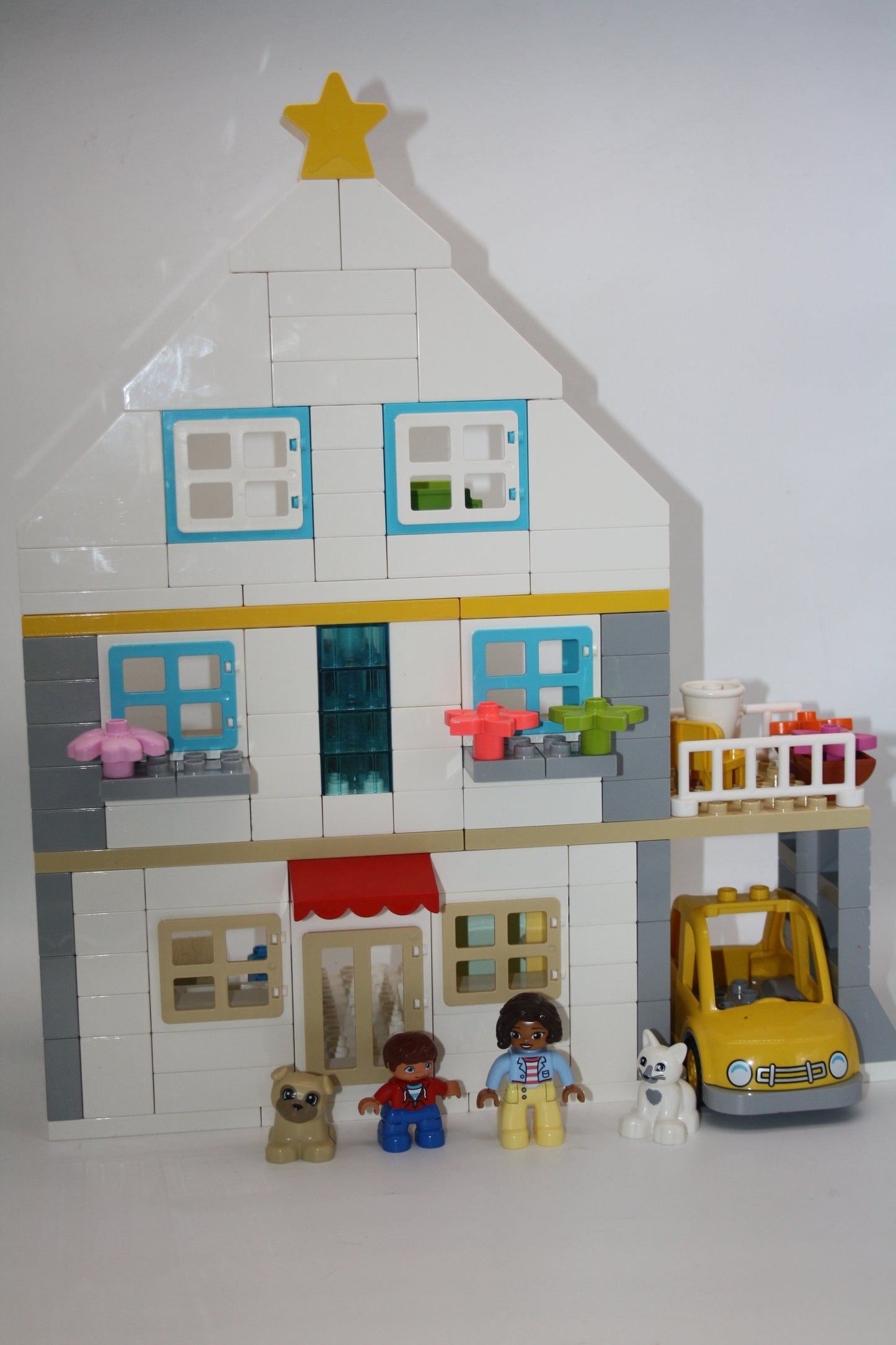 Duplo - großes eingerichtetes Wohnhaus mit Figuren, Tieren und Auto - Selbstkreiert