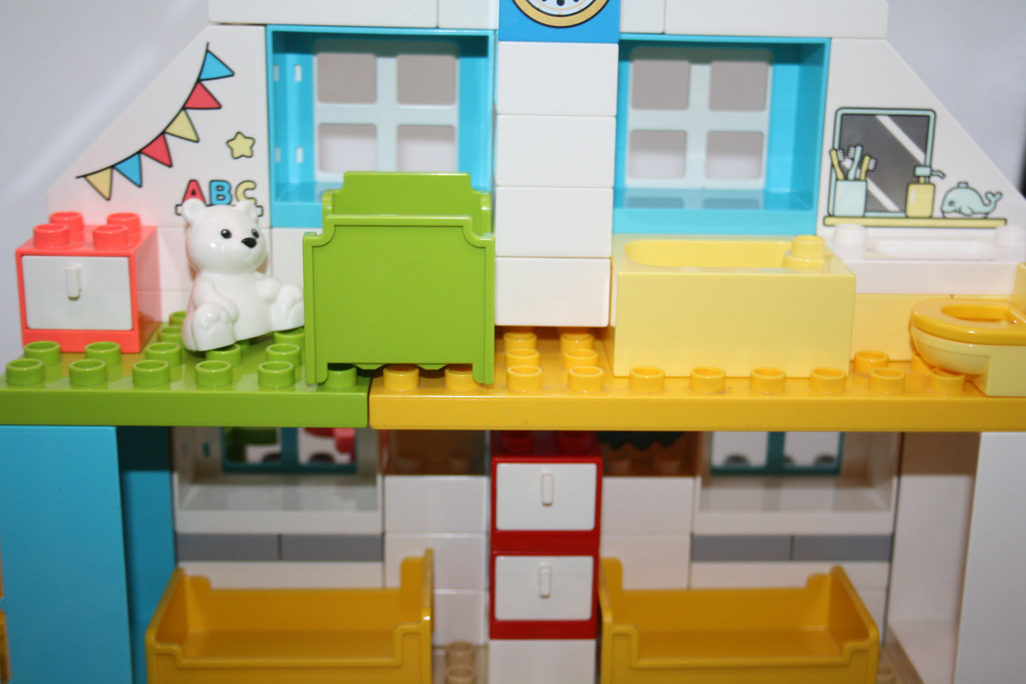 Duplo - großes eingerichtetes Wohnhaus mit Figuren, Tieren und Auto - Selbstkreiert