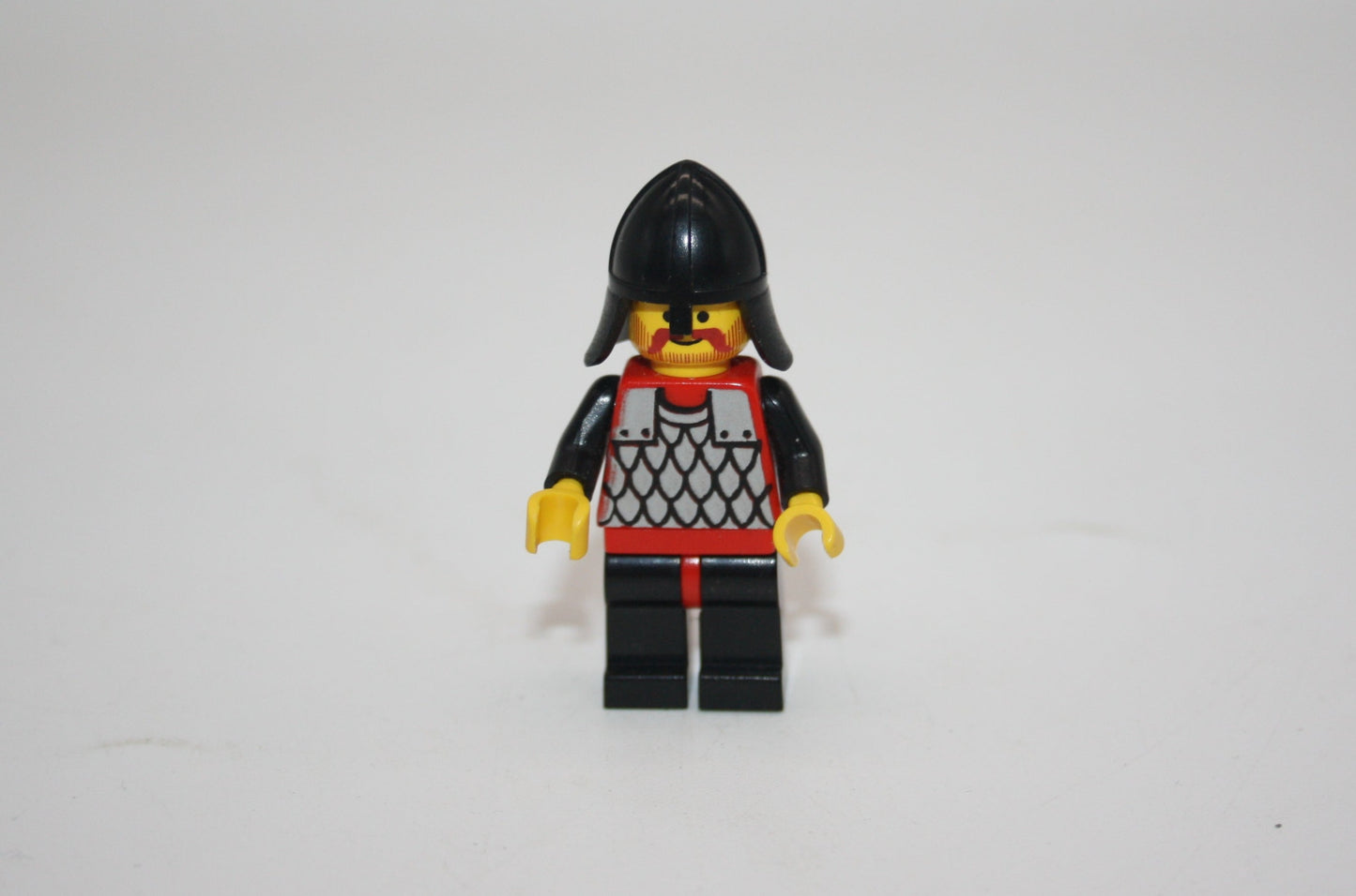 LEGO® Ritter/Castle - Ritter - rot-schwarzes Kettenhemd - schwarze Hose - Figuren/Minifiguren