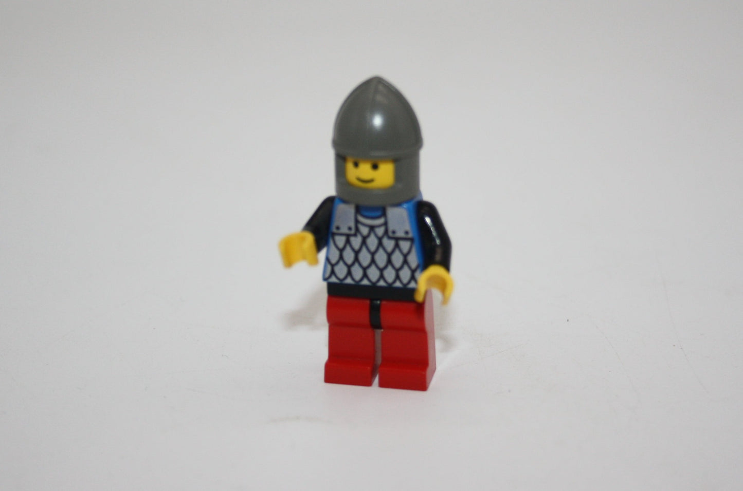 LEGO® Ritter/Castle - Ritter - blau-schwarzes Kettenhemd - rote Hose - Figuren/Minifiguren