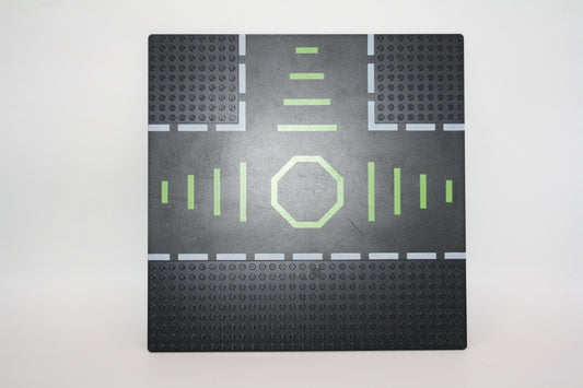 LEGO® - 32x32 Straßenplatte T-Kreuzung mit 9 Noppen und grünem Achteckmuster - schwarz - 608p02 - Platten - Base Plate