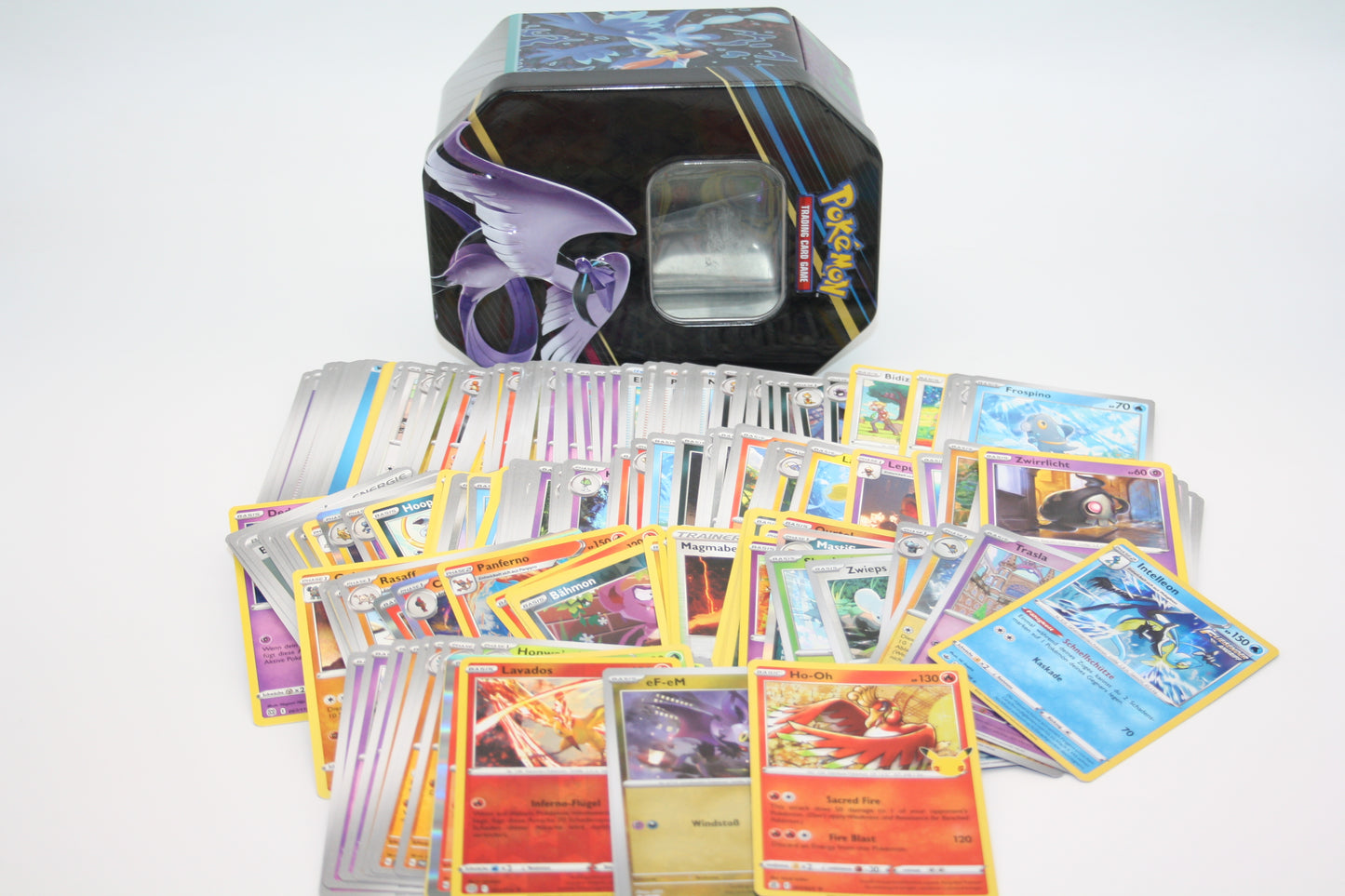 Pokémon - Mystery Pack - 150 Karten + Tin Dose - 30x Holos Garantiert - Deutsch
