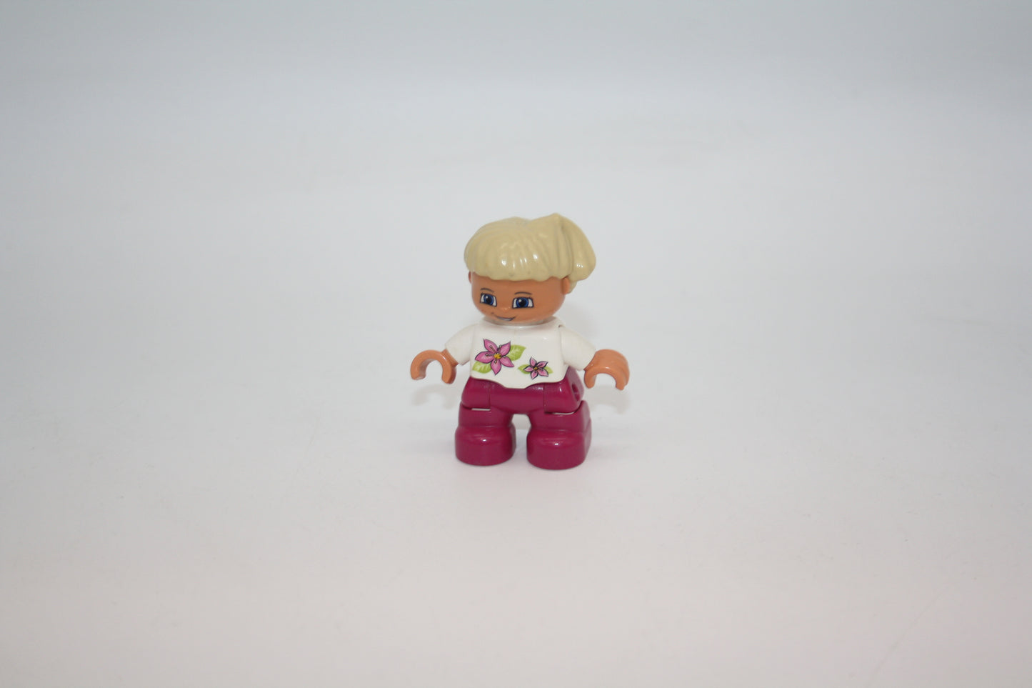 Duplo - Mädchen - pinke Hose/weißes Oberteil m. Blumen & Zopf - Figur