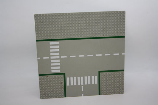 LEGO® - 32x32 Straßenplatte T-Kreuzung mit grünen Streifen - grau -  608p01 - Platten - Base Plate