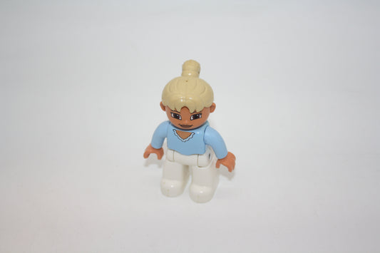 Duplo - blonde Frau - weiße Hose/hellblaues Oberteil - Figur (Kopie)