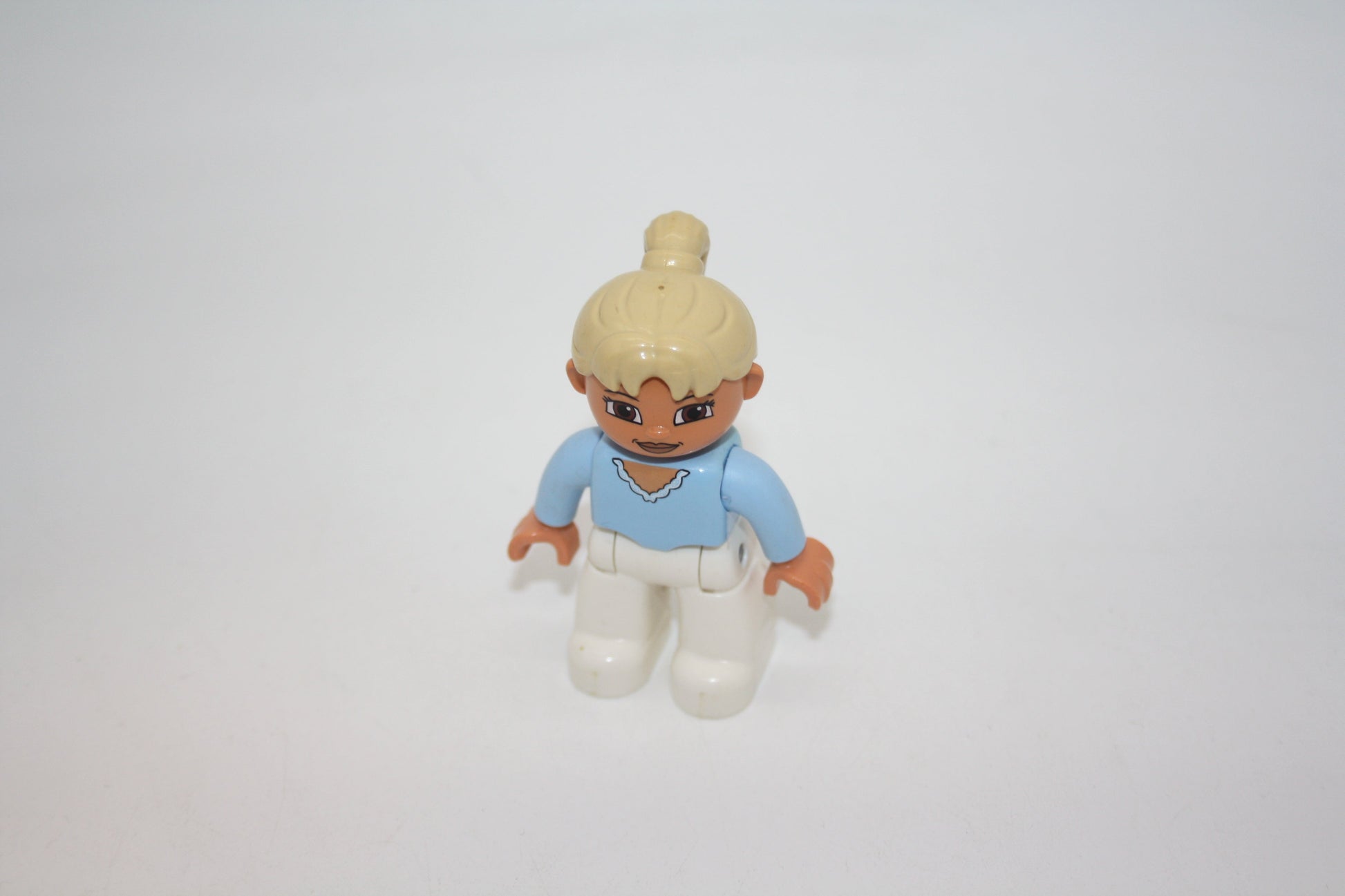 Duplo - blonde Frau - weiße Hose/hellblaues Oberteil - Figur (Kopie) - Frau