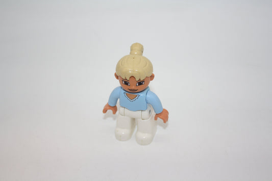 Duplo - blonde Frau - weiße Hose/hellblaues Oberteil - Figur (Kopie) - Frau
