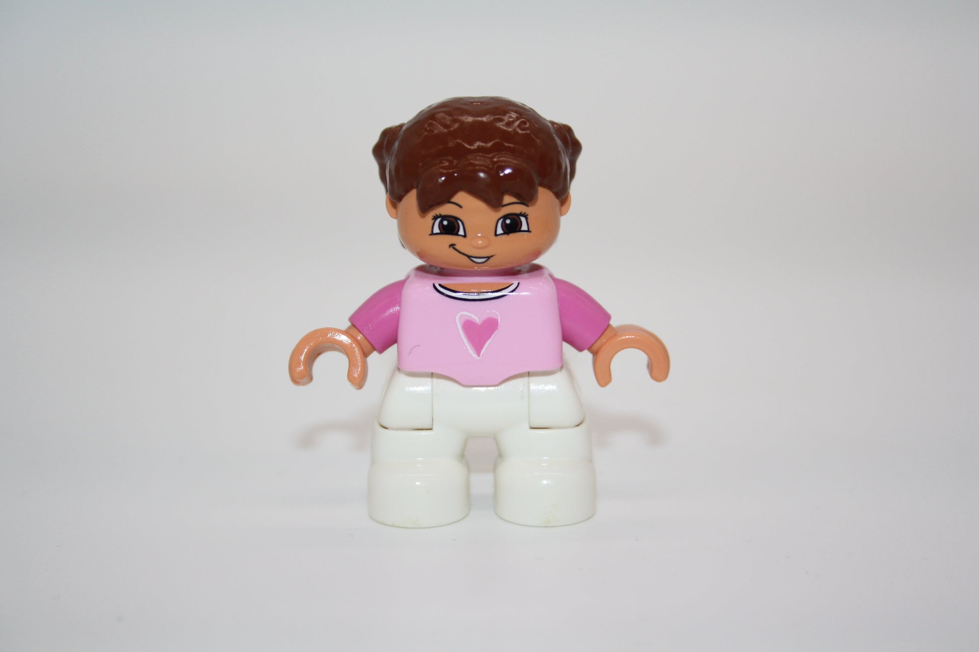 Duplo - braunhaariges Mädchen - Zöpfe - weiße Hose/pinker Pulli m. Herz auf Brust - Figur - Mädchen