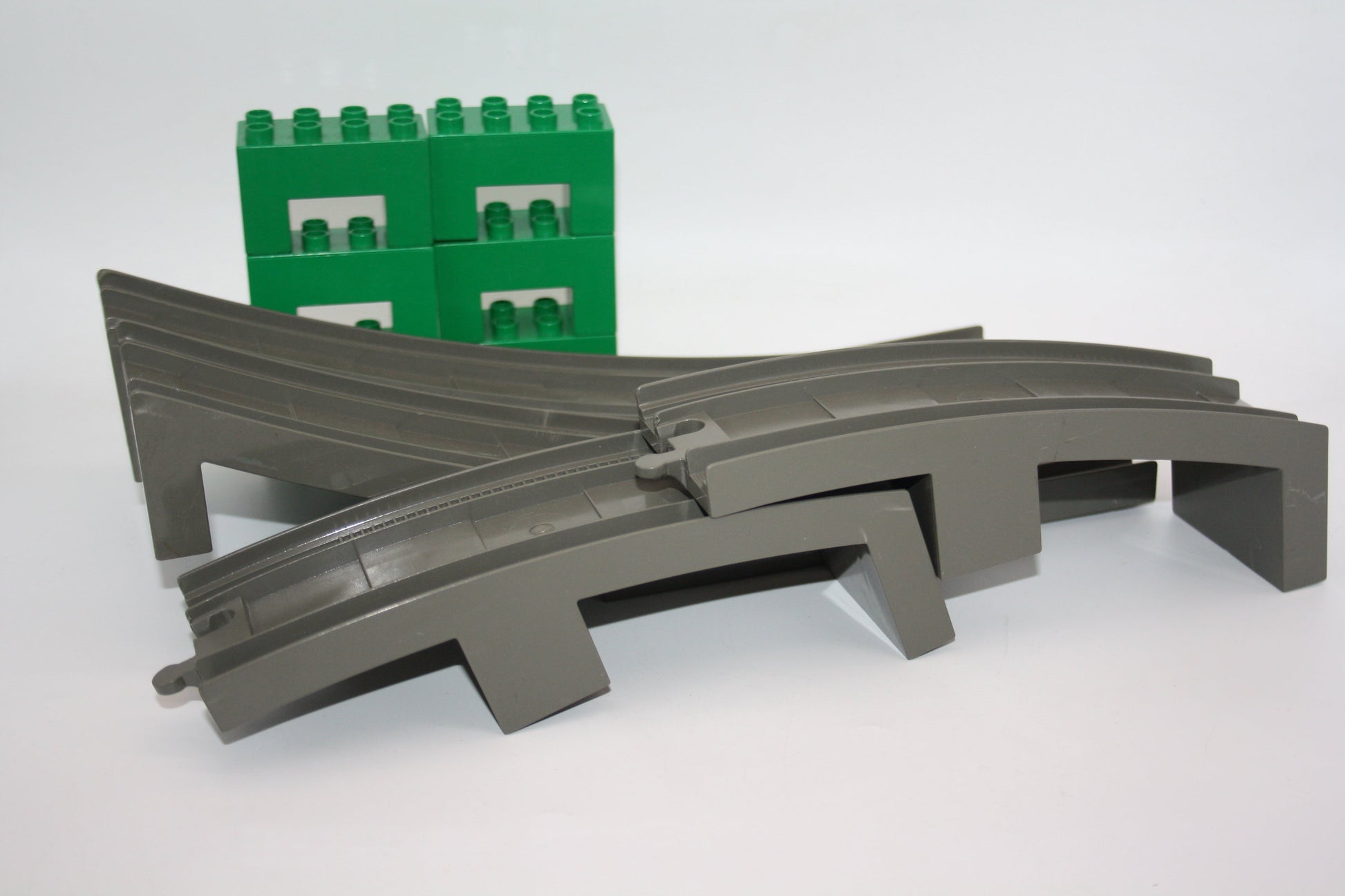 Duplo - Brücke/Eisenbahnbrücke inkl. Stützsteine - altgrau/dunkelgrau - Schienen - Eisenbahn - Schienen/Gleise