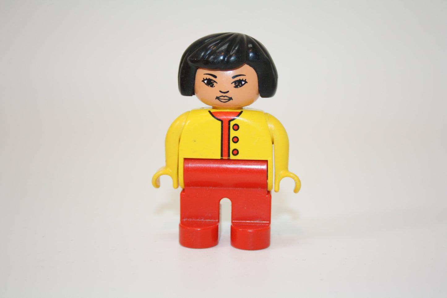 Duplo - Frau alt - rote Hose/gelbes Oberteil/ schwarze Haare - Figur - Frau
