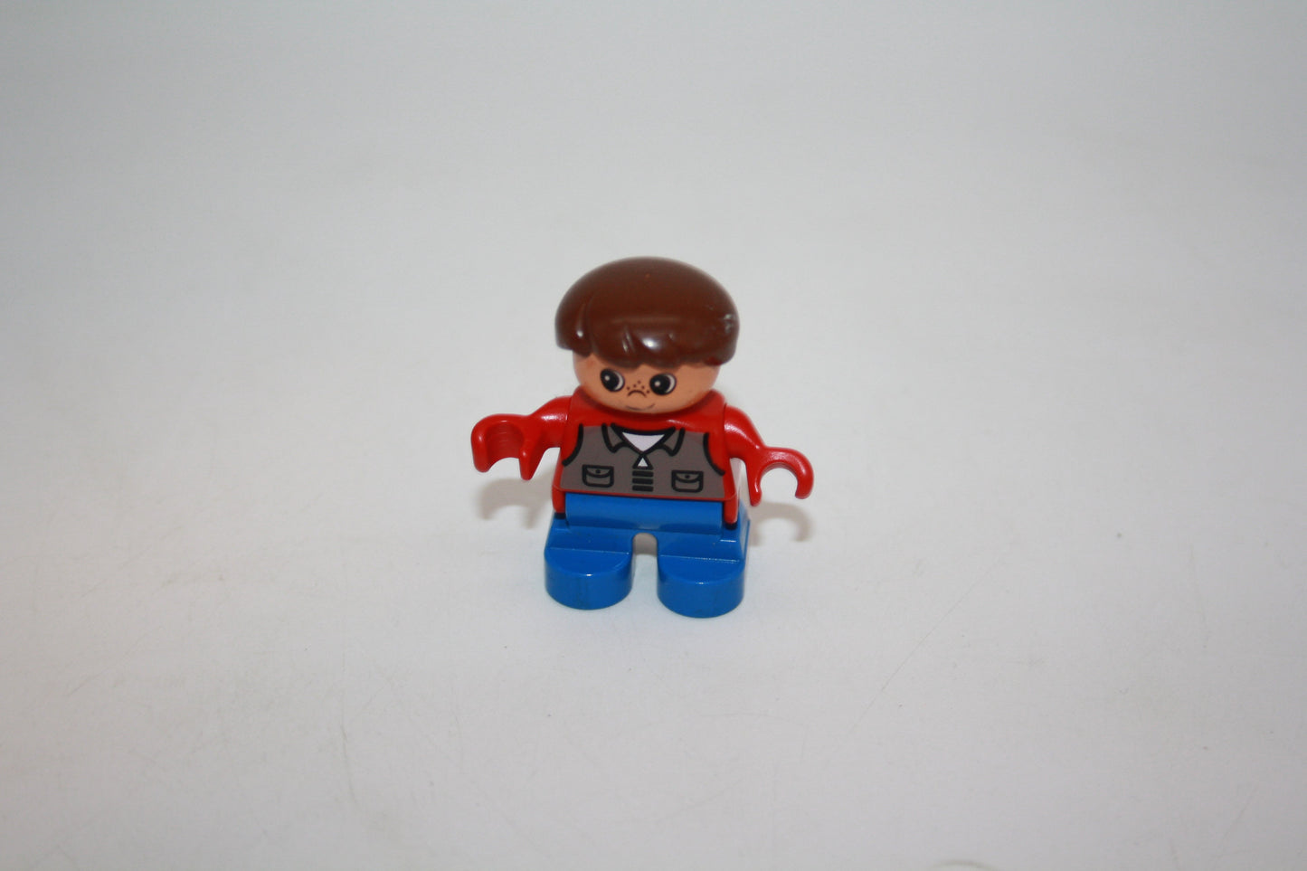 Duplo - Junge - blaue Latzhose/rotes Oberteil/ braune Weste - Figur - Jungen