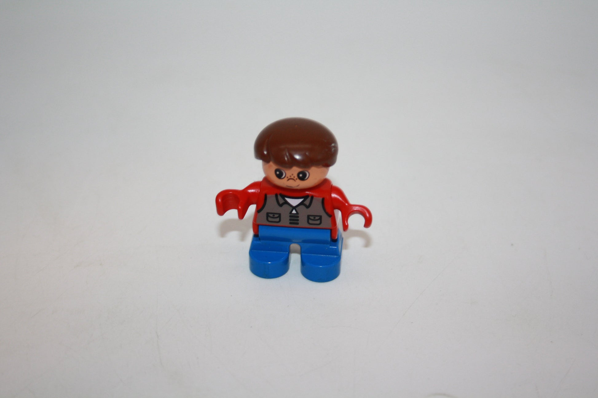 Duplo - Junge - blaue Latzhose/rotes Oberteil/ braune Weste - Figur - Jungen