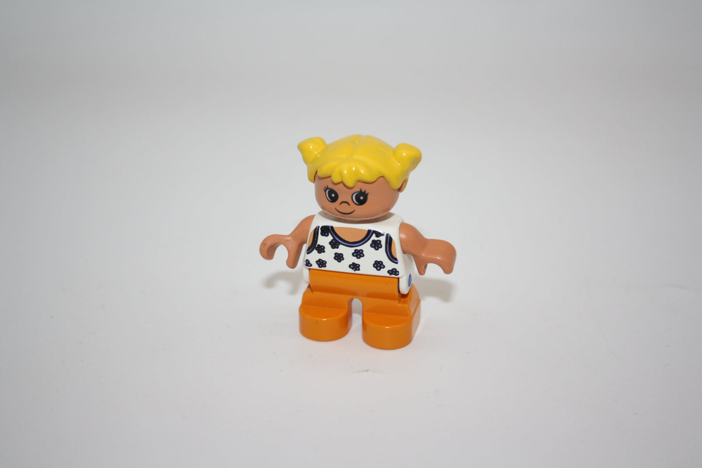 Duplo - Mädchen - orangene Hose/weißes Hemd m. Blumen - Figur - Mädchen
