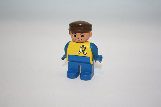 Duplo - Mann alt - braune Mütze blaue Hose/gelbes Oberteil m. Tennisschläger - Figur - alte Serie - Mann