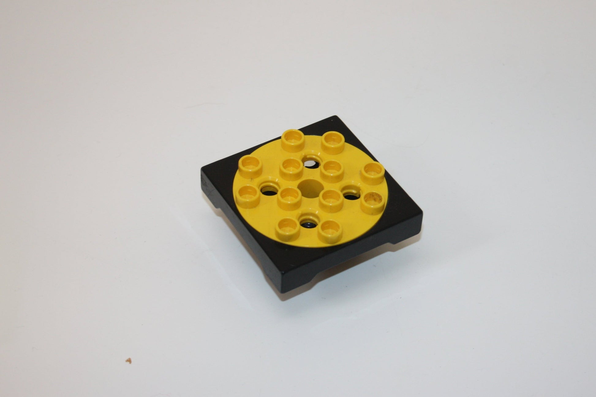 Duplo Toolo - Drehteller 4x4 Drehteller 4 x 4 Sockel mit gelber Deckplatte und Schraube - 6297c01 - rot-gelb