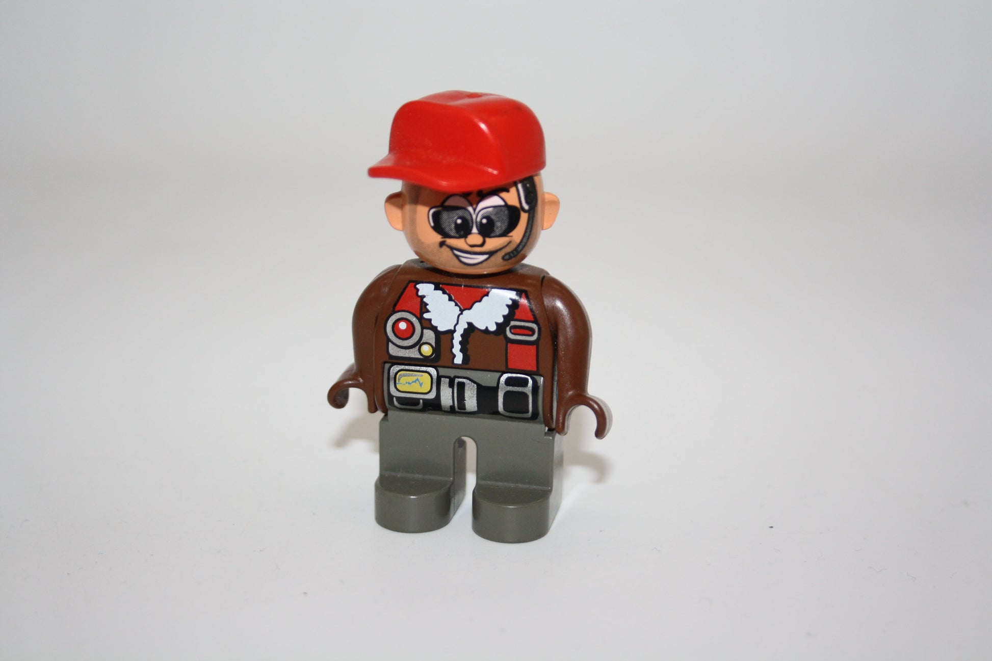 Duplo - Toolo Figur - graue Hose/braunes Oberteil/rote Cappie - Mann - Figur - Pilot/in
