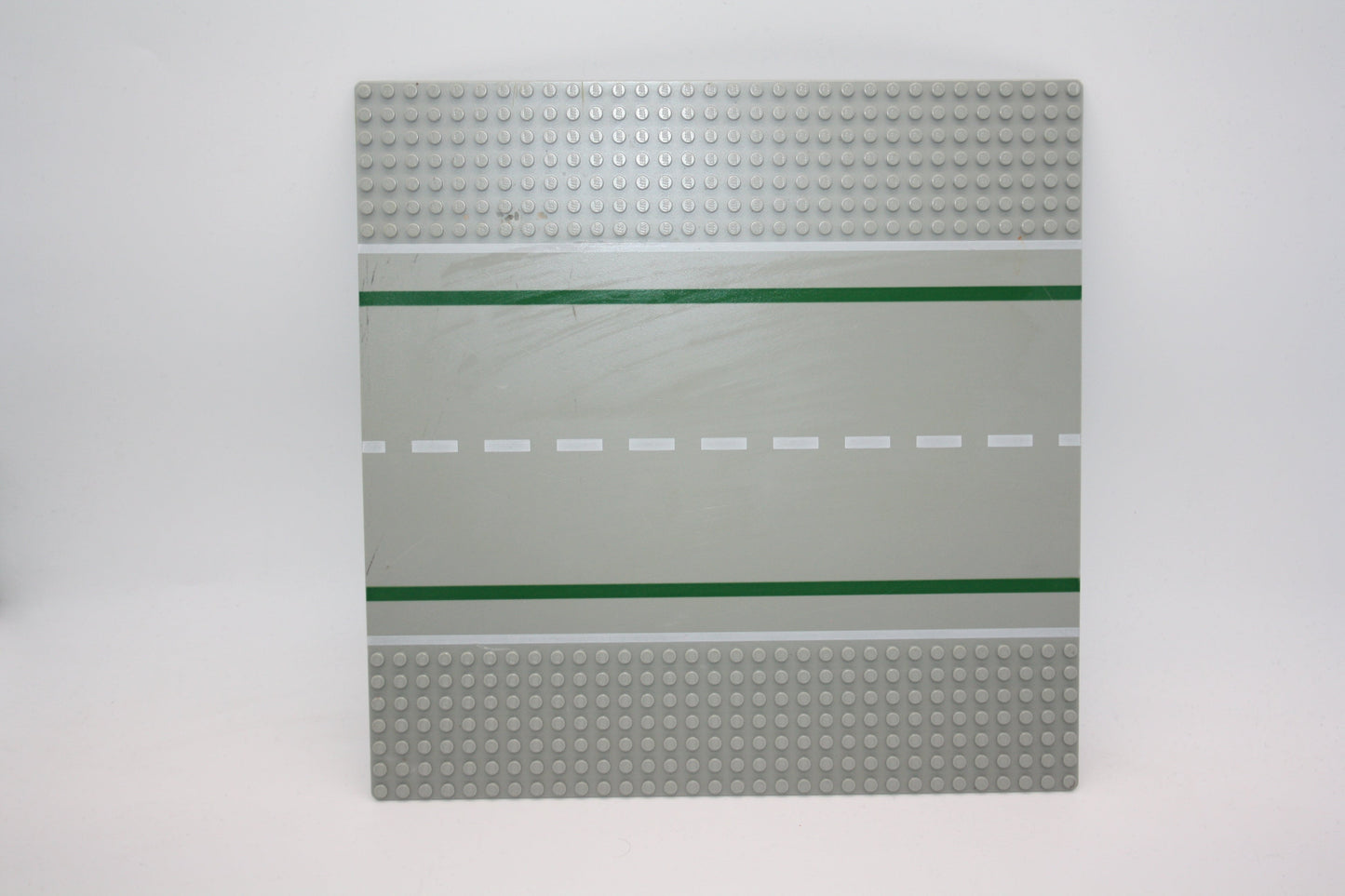 LEGO® - 32x32 Straßenplatte Gerade mit grünen und weißen Linien - grau - 80547pb01 - Platten - Base Plate
