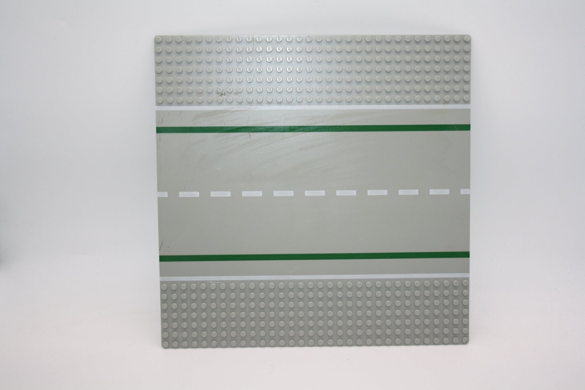 LEGO® - 32x32 Straßenplatte Gerade mit grünen und weißen Linien - grau - 80547pb01 - Platten - Base Plate