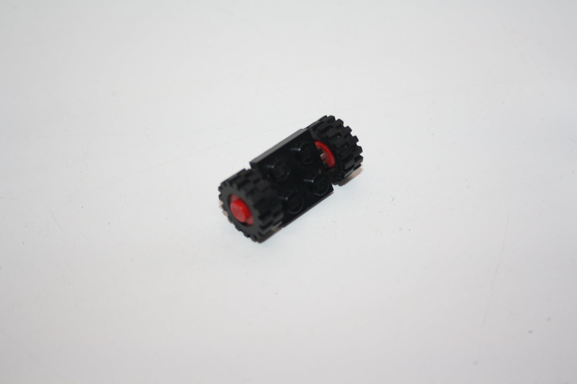 LEGO® - Platte modifiziert 2x2 mit roten Rädern mit schwarzen Reifen 15mm - 122c01assy2 - Reifen/Räder - schwarz