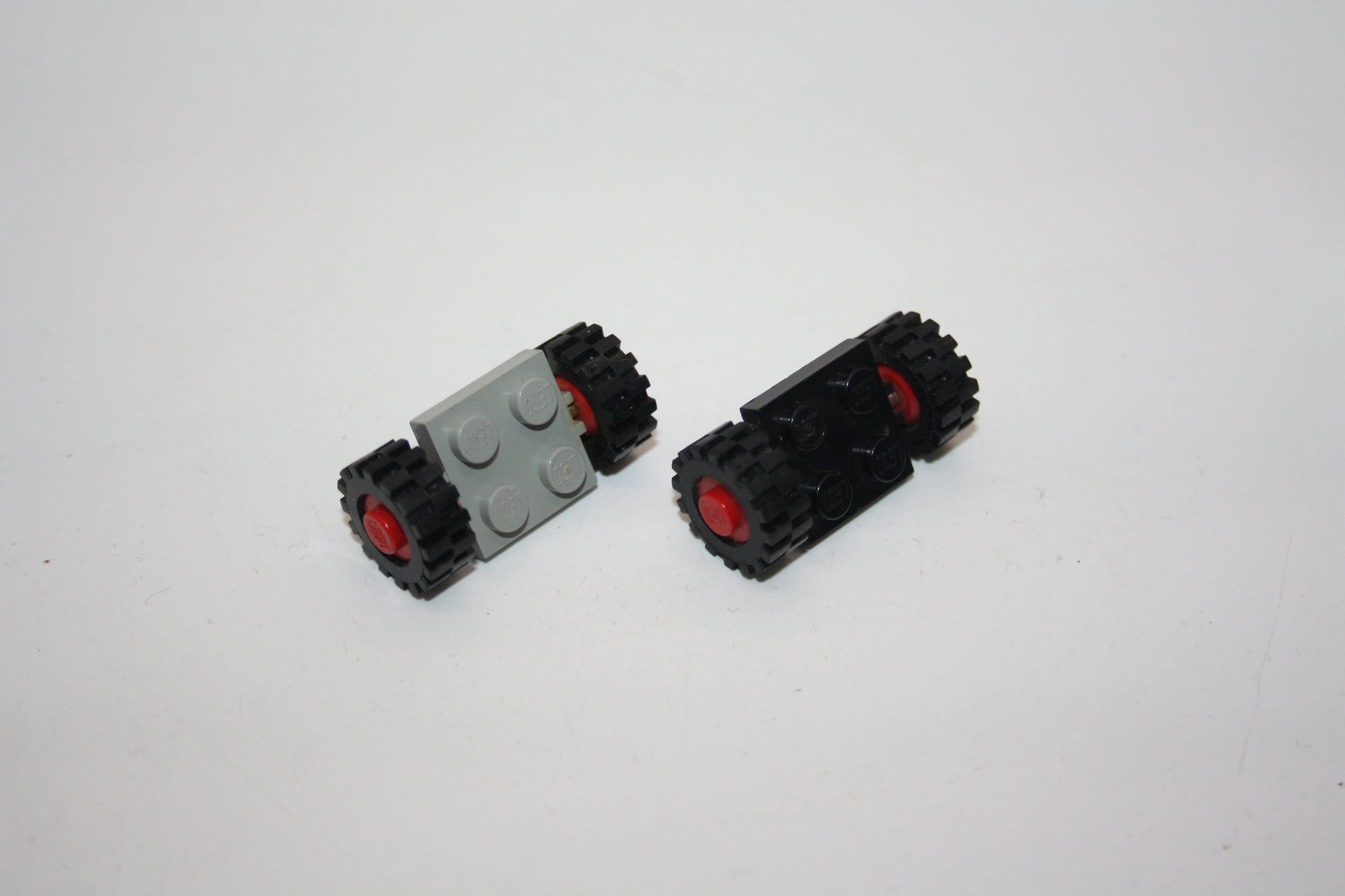 LEGO® - Platte modifiziert 2x2 mit roten Rädern mit schwarzen Reifen 15mm - 122c01assy2 - Reifen/Räder - Reifen/Räder
